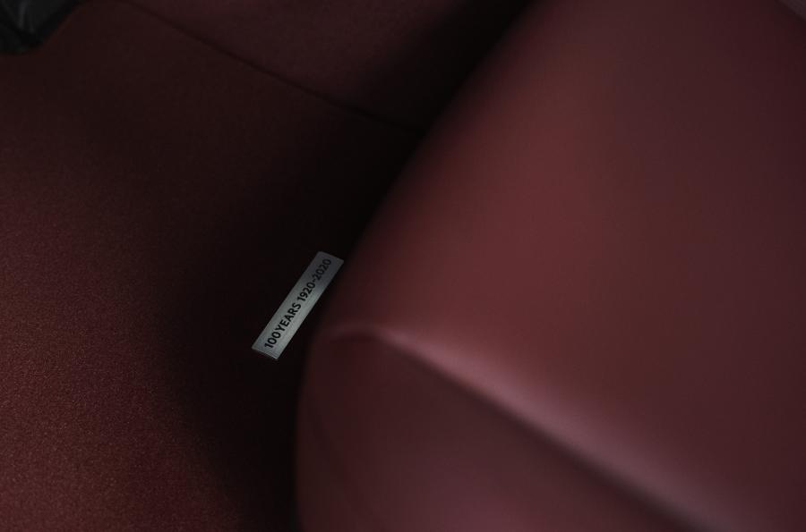 Детали интерьера Mazda MX-5 100th Anniversary (ND) 2020 года  (EU) (фото 10 из 16)